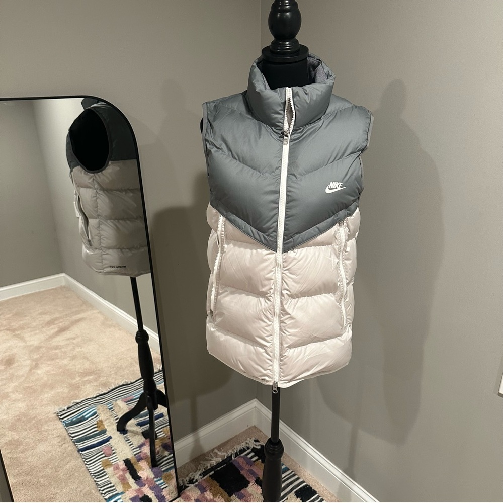 NWT SZS: Nike Storm-FIT Gray Bone Puffer Vest NSW Tech DR9617-084; Mens Small